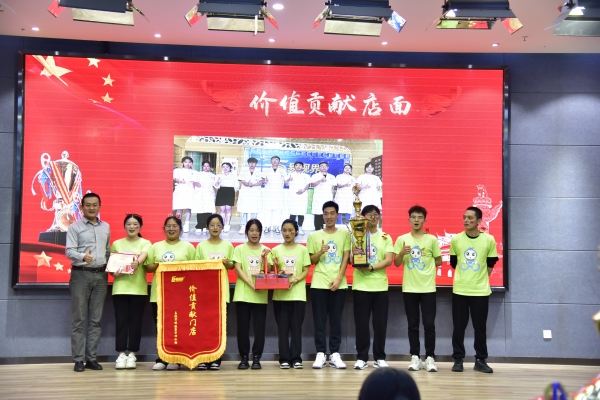 易視界九月價值貢獻(xiàn)門店獲得者上臺領(lǐng)獎