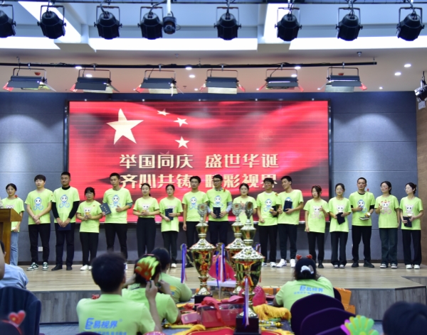 易視界九月表現優秀的伙伴上臺領獎