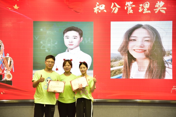 易視界九月積分管理獎獲得者上臺領獎