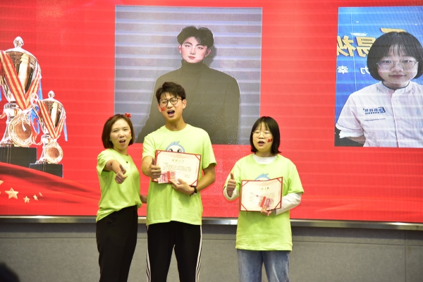 易視界九月優秀新人獎獲得者上臺領獎