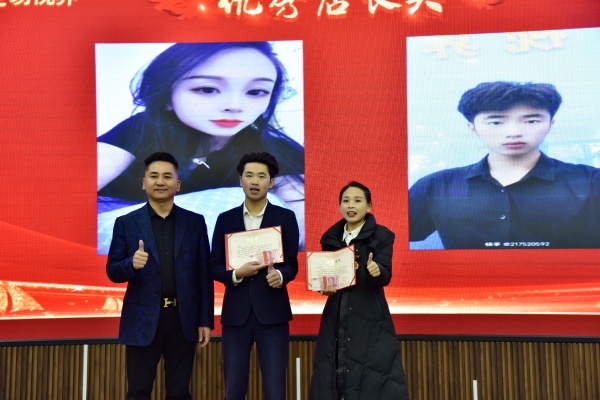 易視界2023年10月優秀店長獎獲得者上臺領獎