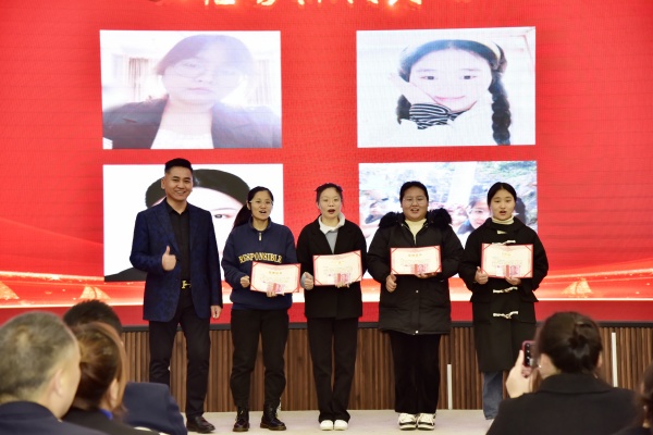 易視界2023年10月優秀標兵獲得者上臺領獎