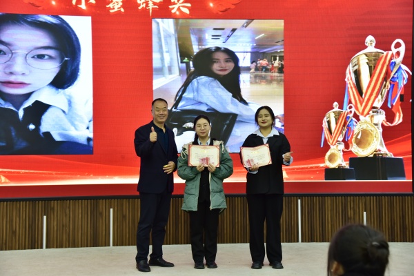 易視界2023年10月小蜜蜂獎獲得者上臺領獎