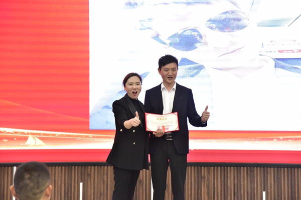 易視界2024年3月新人獎獲得者上臺領獎