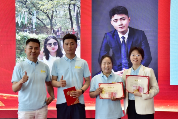 易視界2024年4月優秀店長獎獲得者上臺領獎