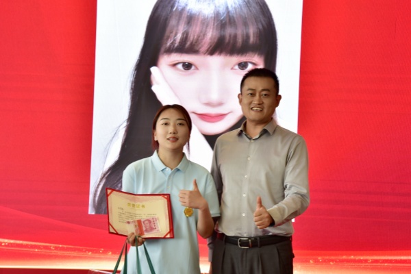 易視界2024年4月個人業績獎獲得者上臺領獎