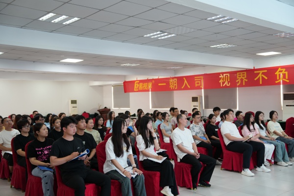 經貿嬌子們認真學習中