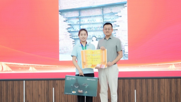 易視界2024年8月優秀銷售獲得者上臺領獎