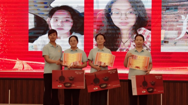 易視界2024年8月技術優秀獎獲得者上臺領獎