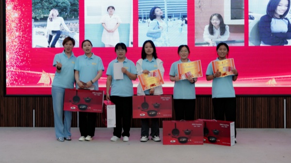 易視界2024年8月優秀店務獎獲得者上臺領獎