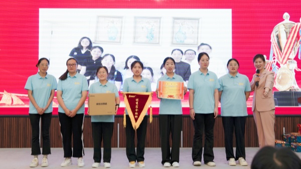 易視界2024年8月優秀宿舍獎獲得者上臺領獎