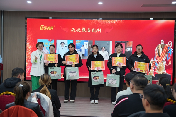  易視界2024年10月天使服務獎獲得者上臺領獎