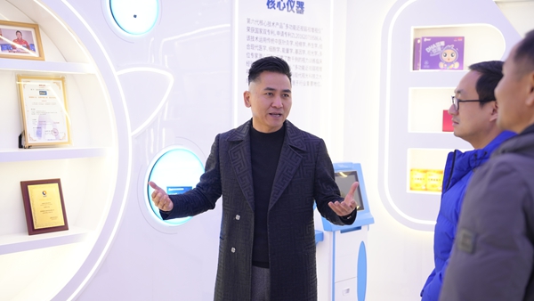 易視界集團總裁陶國文先生與阿呆貓數(shù)字科技集團董事長陳達偉一行