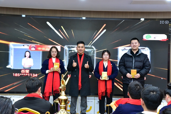 易視界現場抽獎抽到三等獎獎項的幸運伙伴上臺領獎