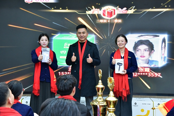 易視界現場抽獎抽到二等獎獎項的幸運伙伴上臺領獎