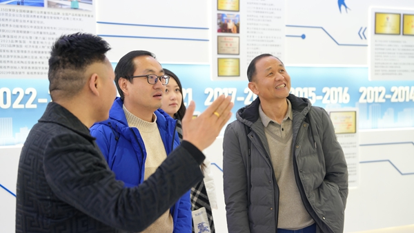 阿呆貓數(shù)字科技集團董事長陳達偉一行參觀易視界