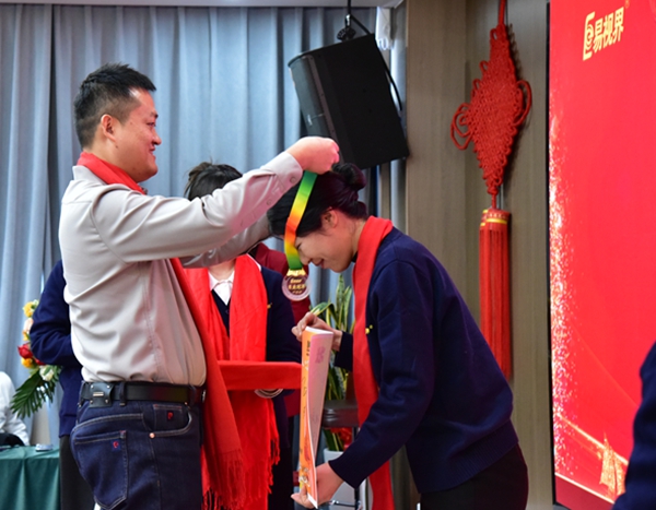 易視界月度績業績獎獲得者上臺領獎