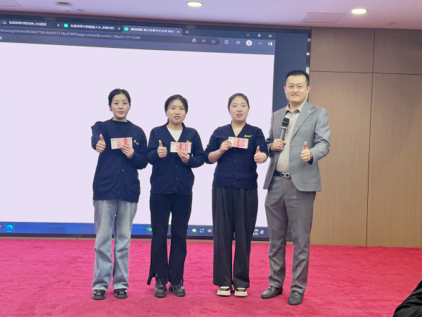 表現(xiàn)優(yōu)秀的易視界伙伴上臺(tái)領(lǐng)取屬于自己的榮譽(yù)和獎(jiǎng)勵(lì)