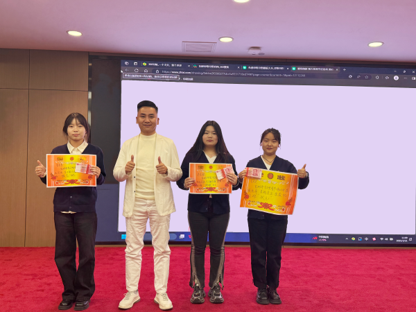 表現(xiàn)優(yōu)秀的易視界伙伴上臺(tái)領(lǐng)取屬于自己的榮譽(yù)和獎(jiǎng)勵(lì)