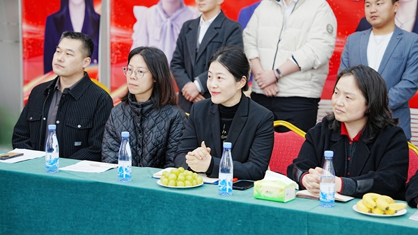 經貿職業學院校領導們認證聆聽經貿嬌子發言