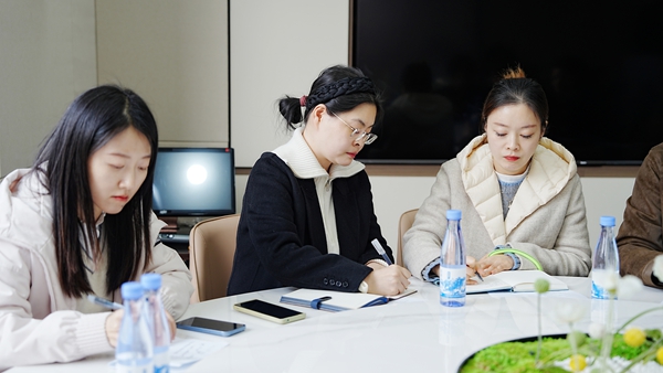 經貿職業學院校領導們認證聆聽經貿嬌子發言