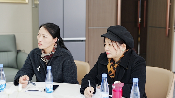 經貿職業學院校領導們認證聆聽經貿嬌子發言