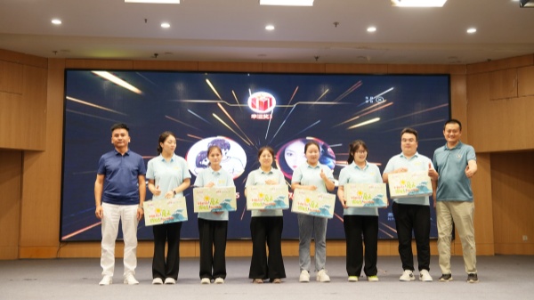 現場抽獎獲獎的小伙伴們上臺領獎