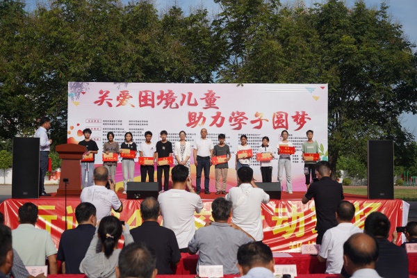 易視界公益行 關愛困境兒童助力學子圓夢