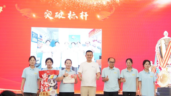 易視界2025年7月突破獎獲得者上臺領獎