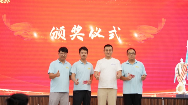 易視界2025年7月表現優秀的伙伴上臺領獎