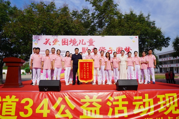 易視界公益行 關愛困境兒童助力學子圓夢