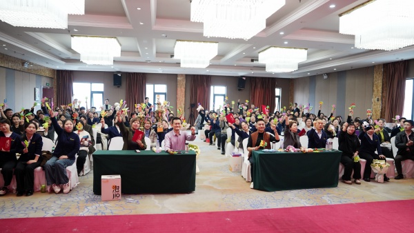 易視界2025年10月嘉獎會暨11月啟動大會集體合影