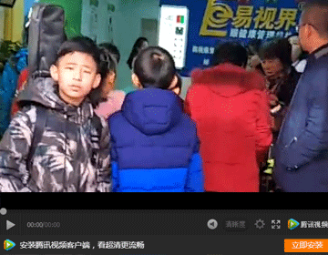 易視界新店開業(yè) 小朋友排隊(duì)檢查視力