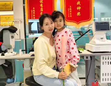 母親節(jié)，易視界以康乃馨為禮，敬獻(xiàn)每一位到店小客戶的母親